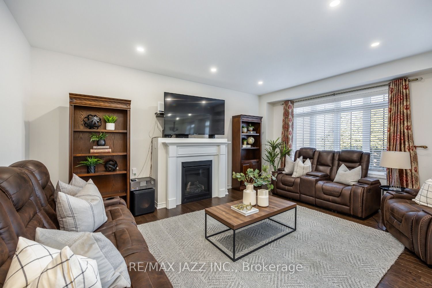 123 Crombie St