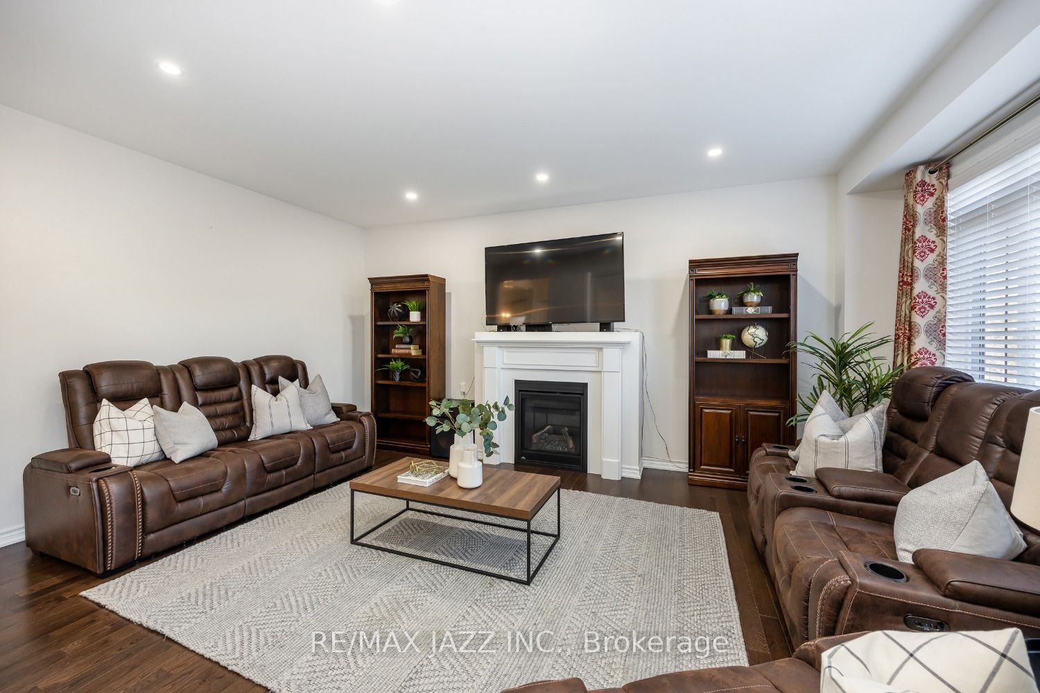 123 Crombie St