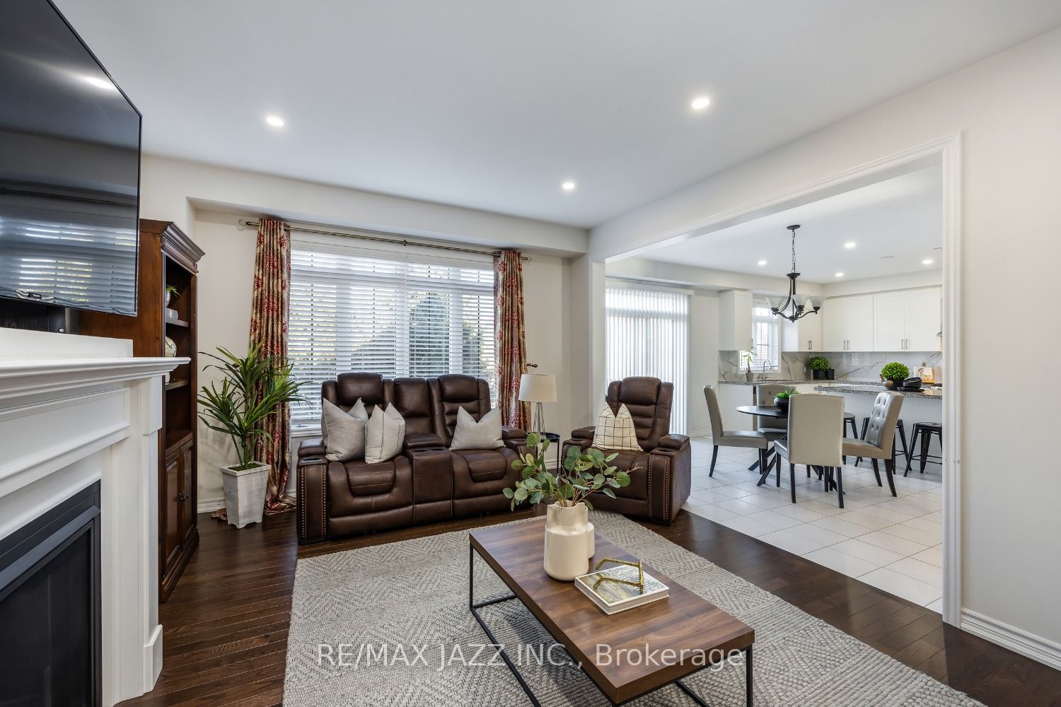 123 Crombie St