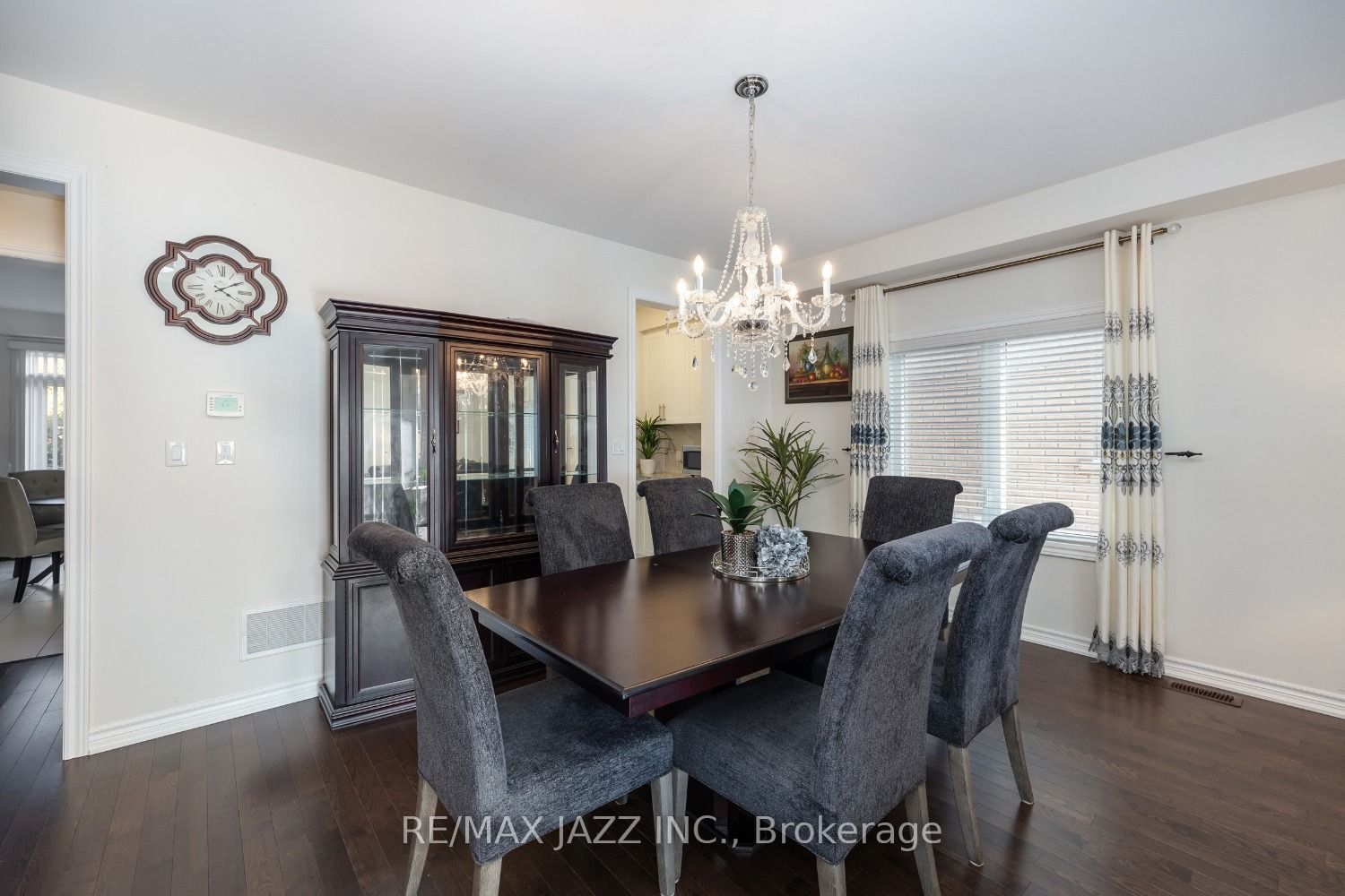 123 Crombie St