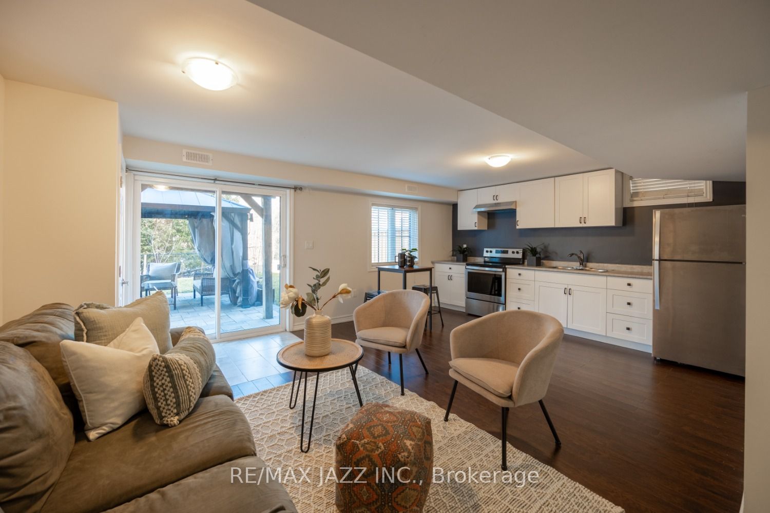 123 Crombie St