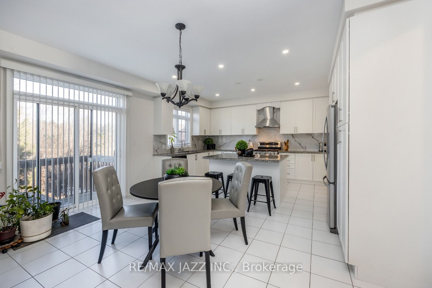 123 Crombie St