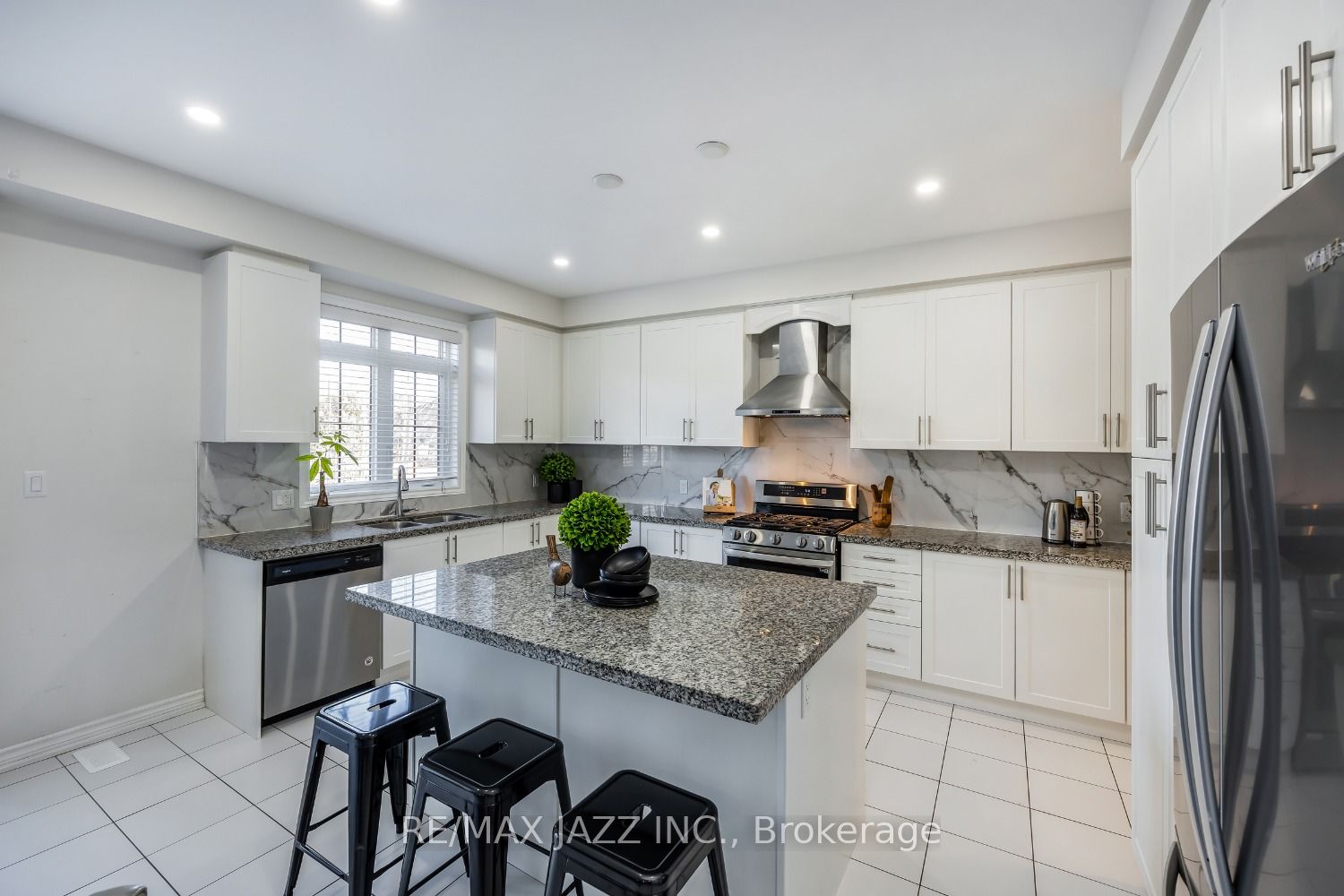 123 Crombie St