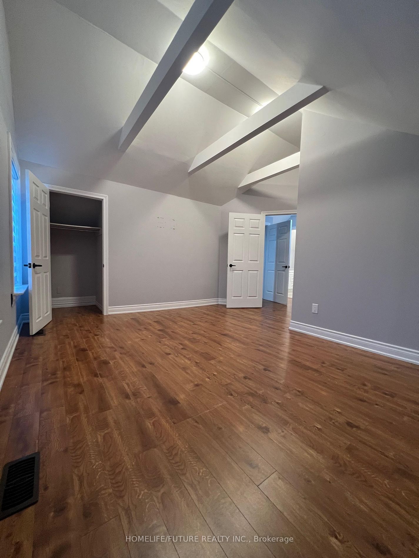 11 Hall St