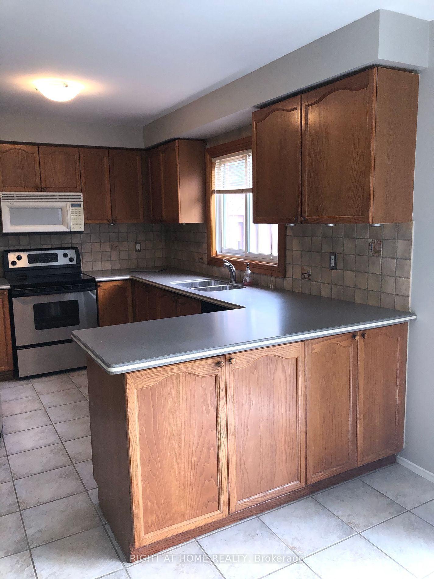 60 Cluett Dr