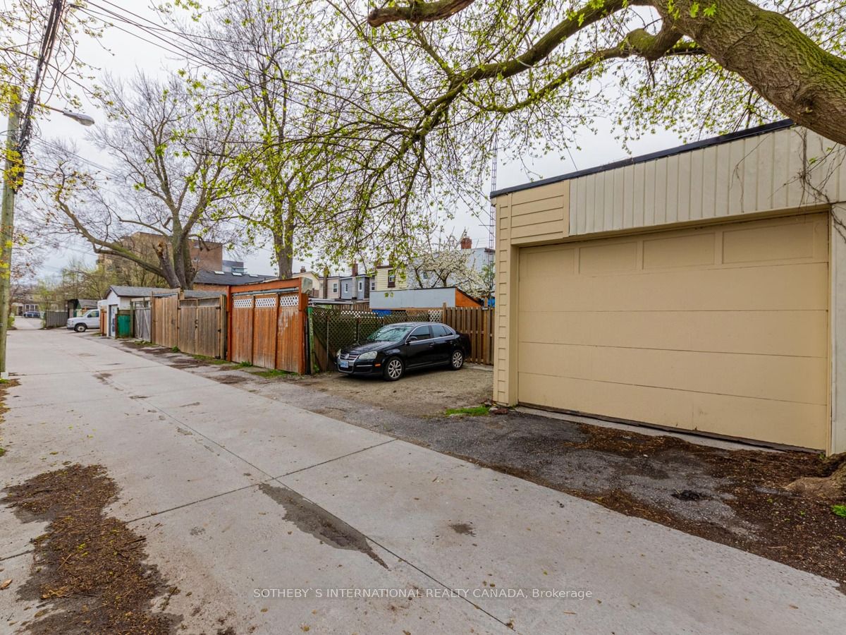 1055 Woodbine Avenue