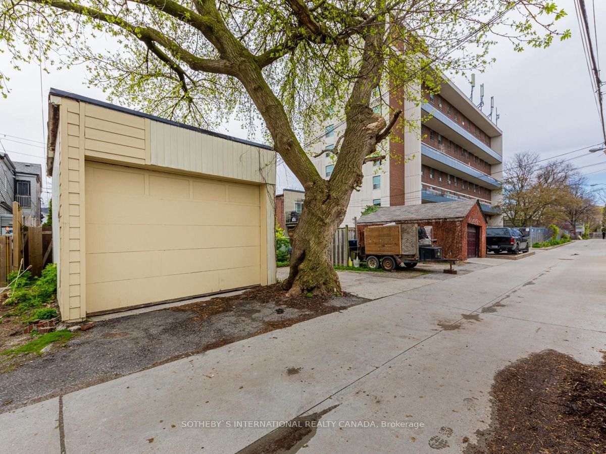 1055 Woodbine Avenue