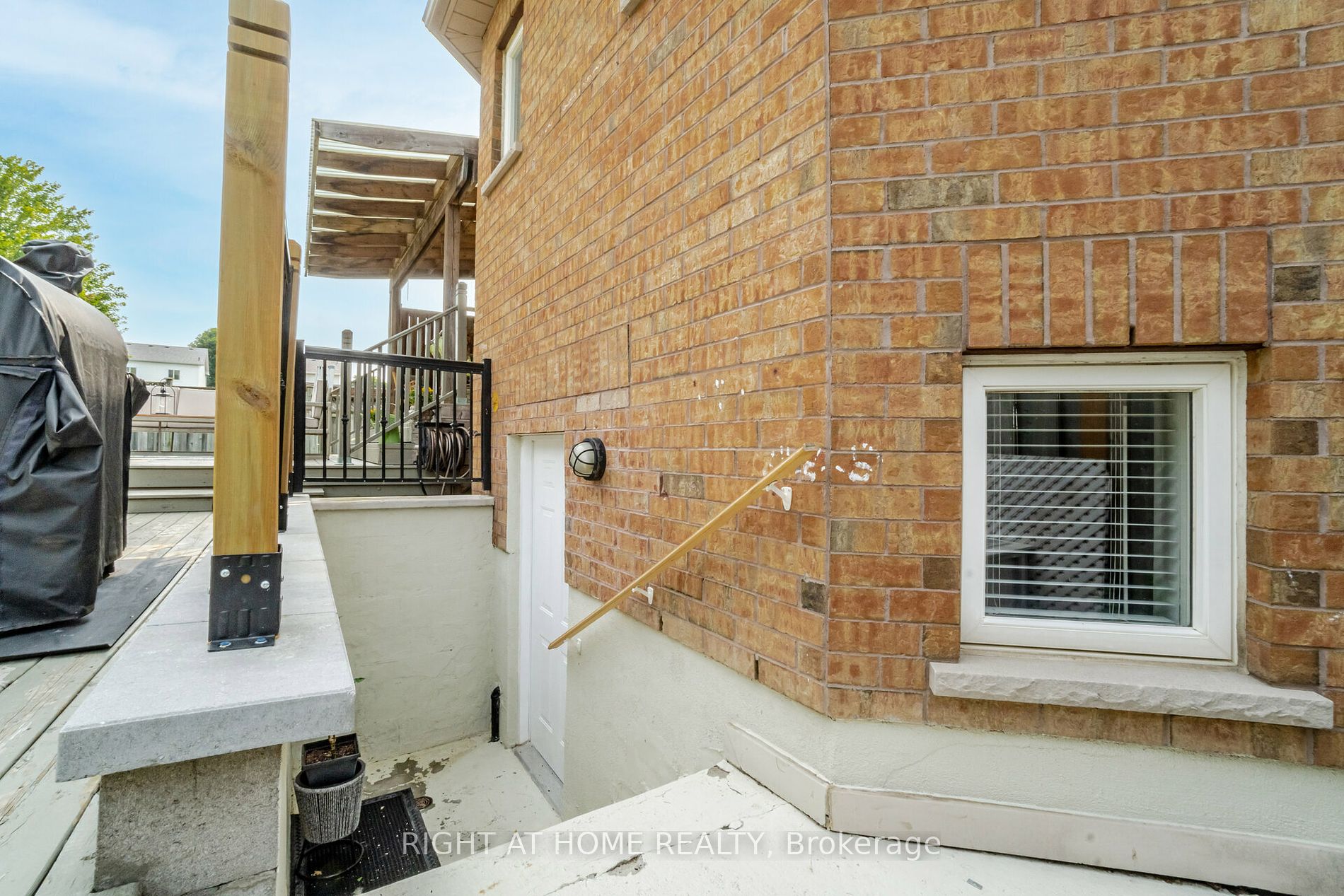 30 Amanda Ave N