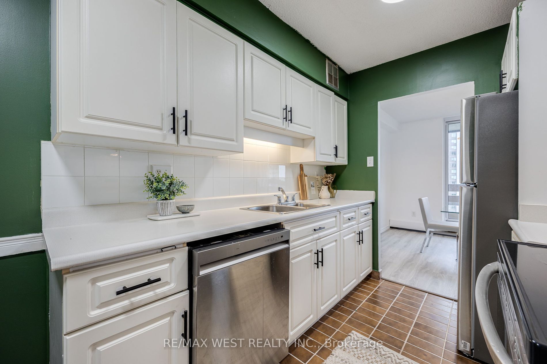 1210 Radom Street, #910