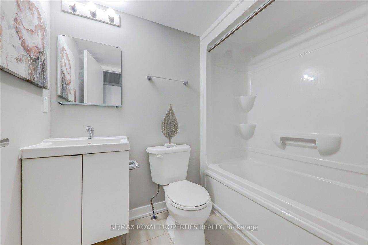 1760 Simcoe St N, #74