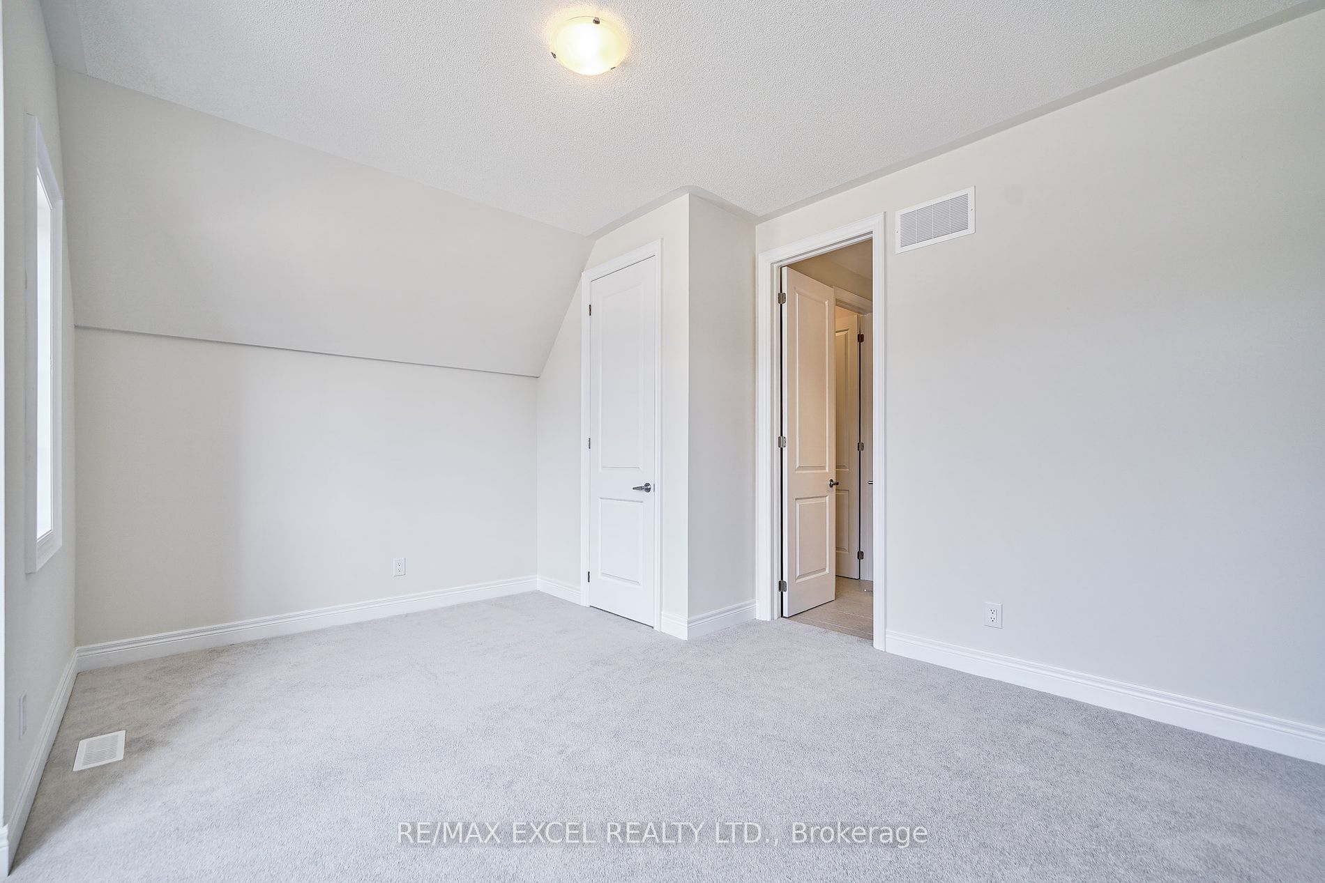 98 Deer Ridge Cres