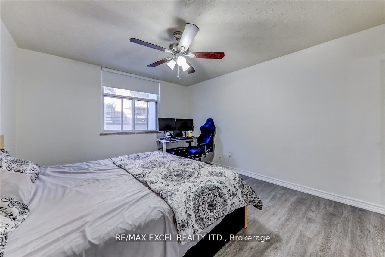 2245 Eglinton Ave E, #205