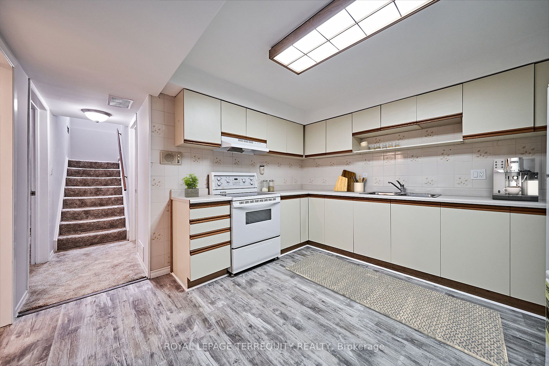 83 Sherwood Road E