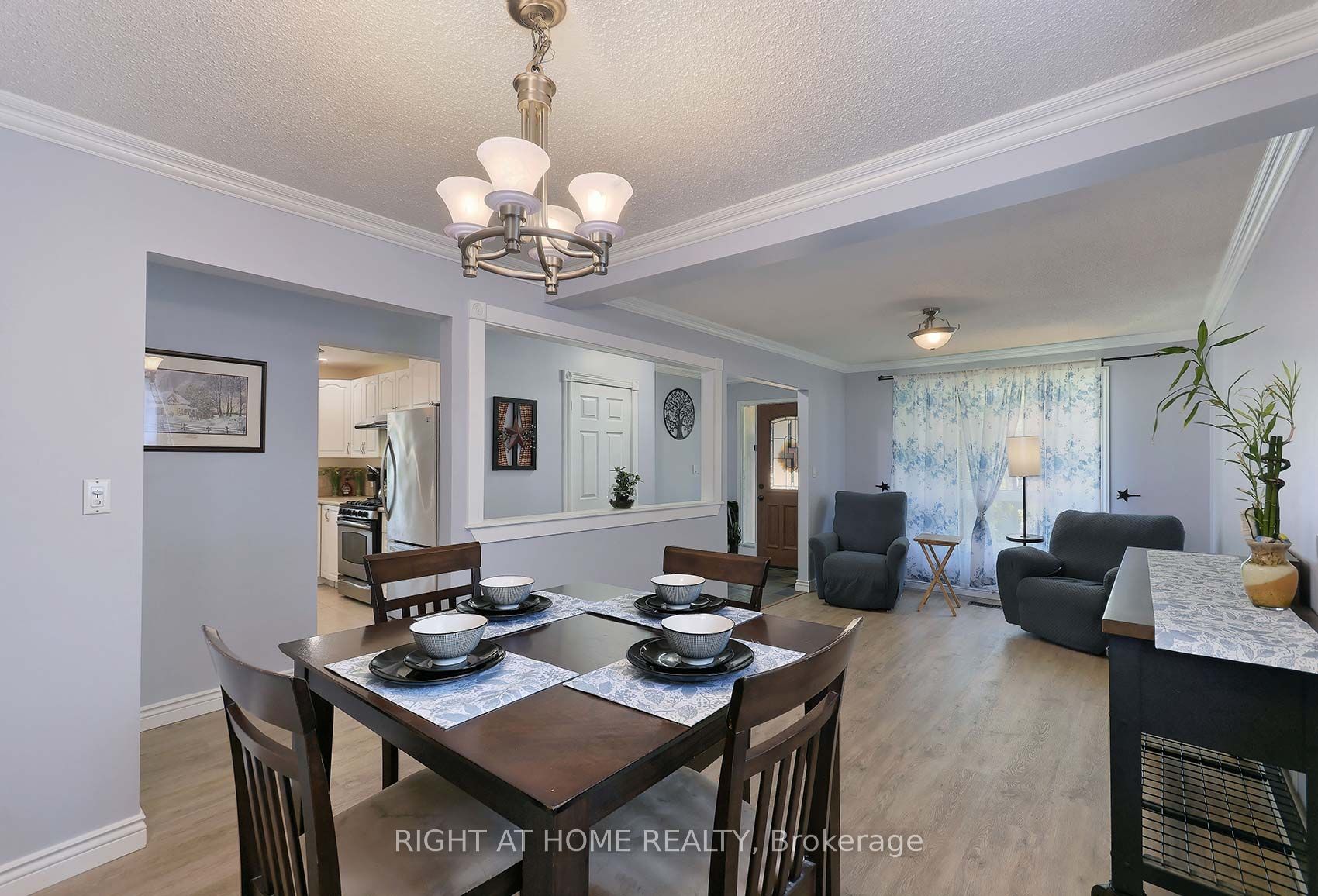 884 Southgate Drive S