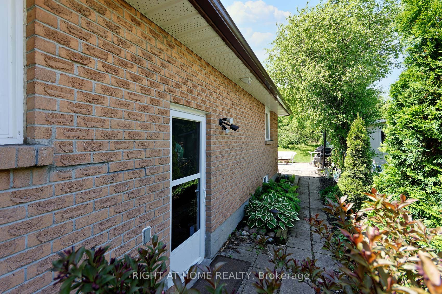884 Southgate Drive S