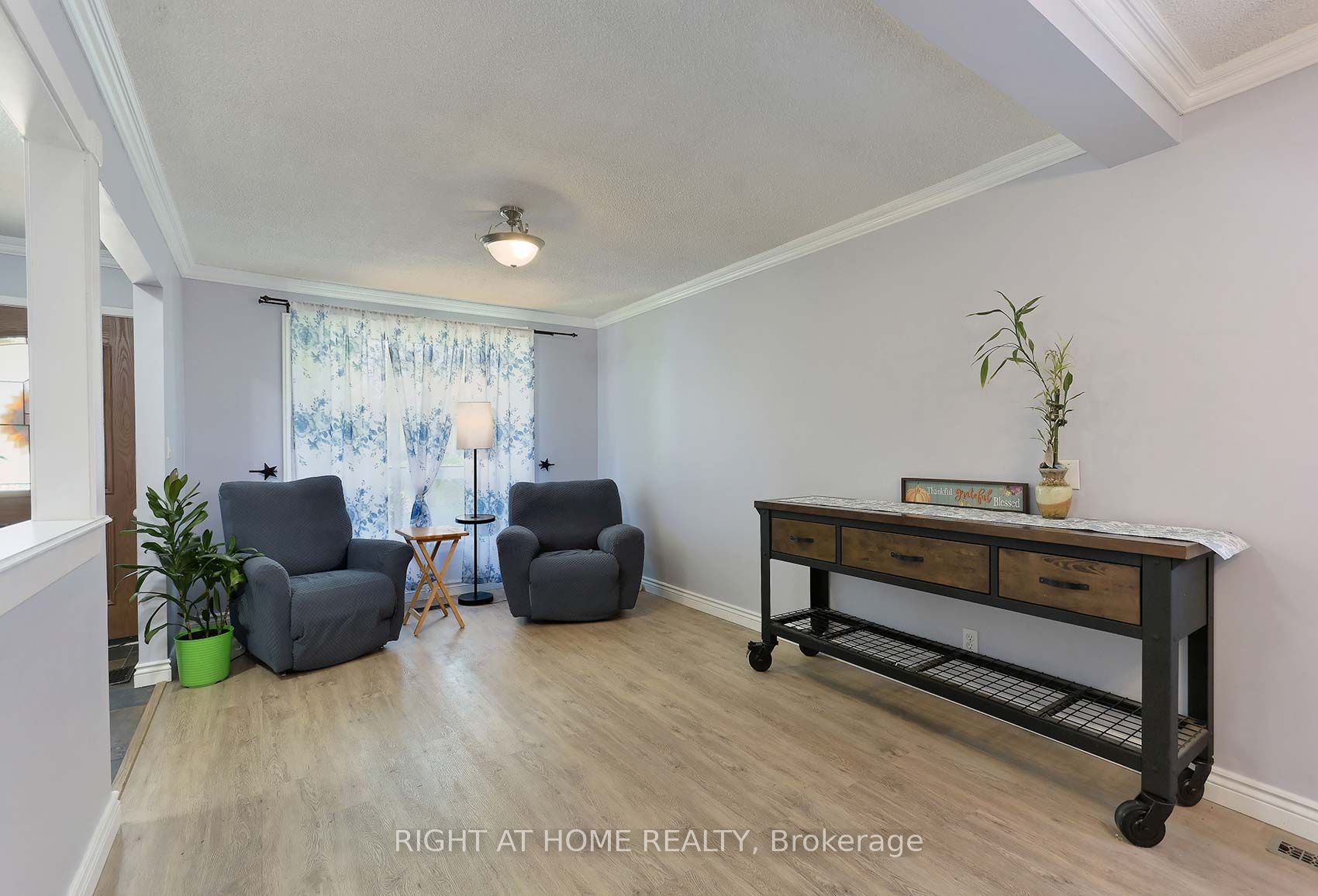 884 Southgate Drive S