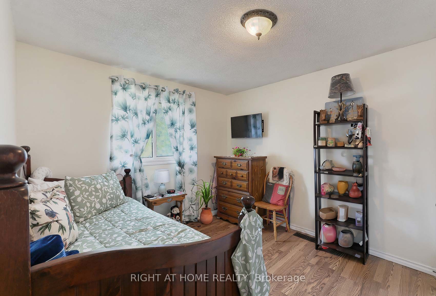 884 Southgate Drive S