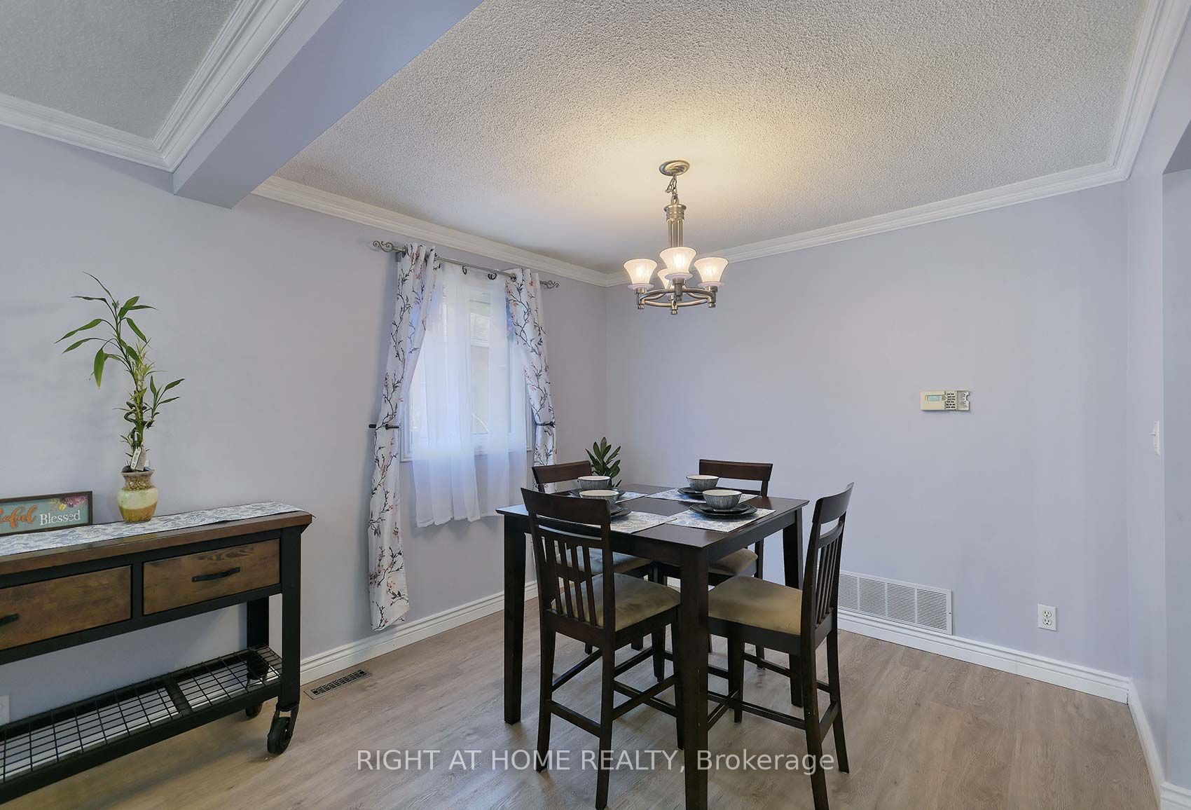 884 Southgate Drive S