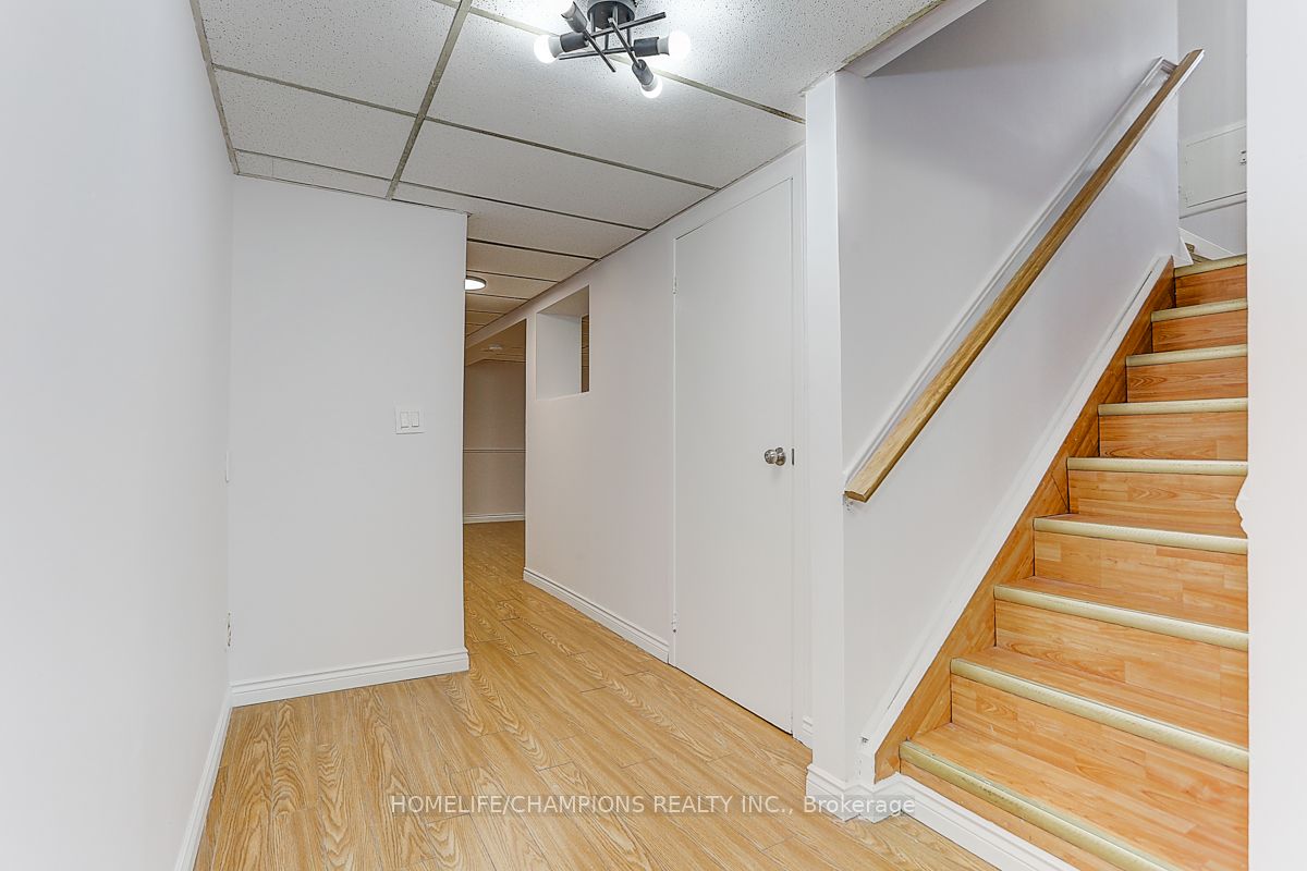15 Stonehenge Crescent