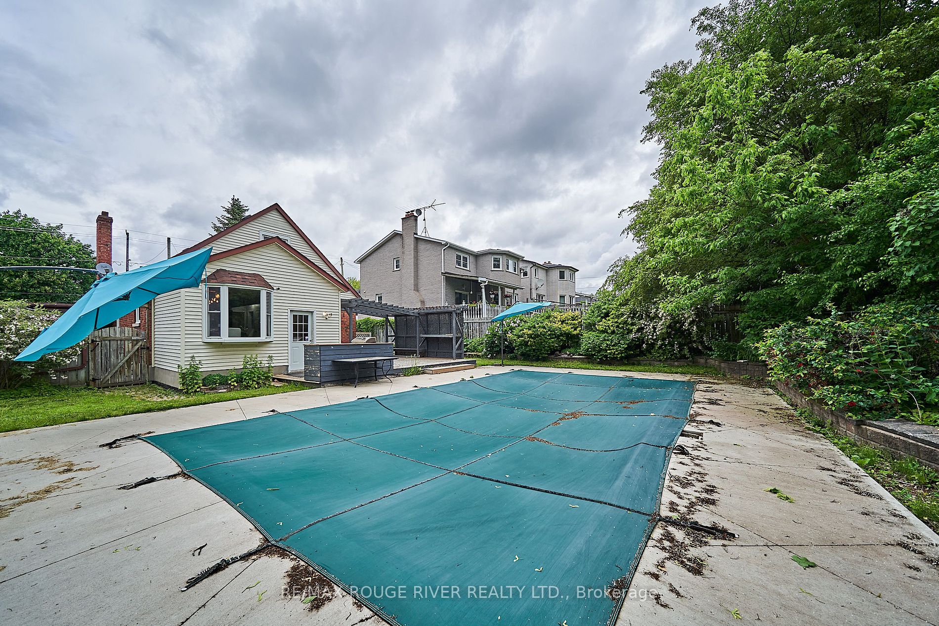1073 King St E