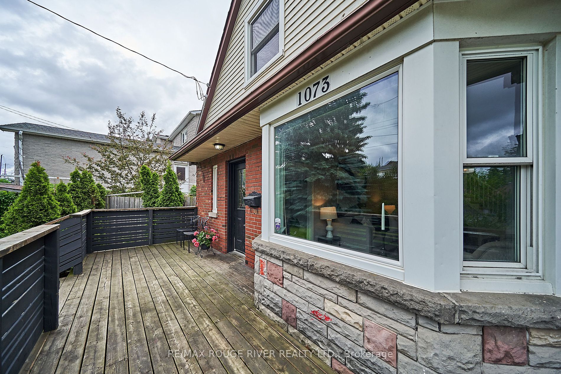 1073 King St E