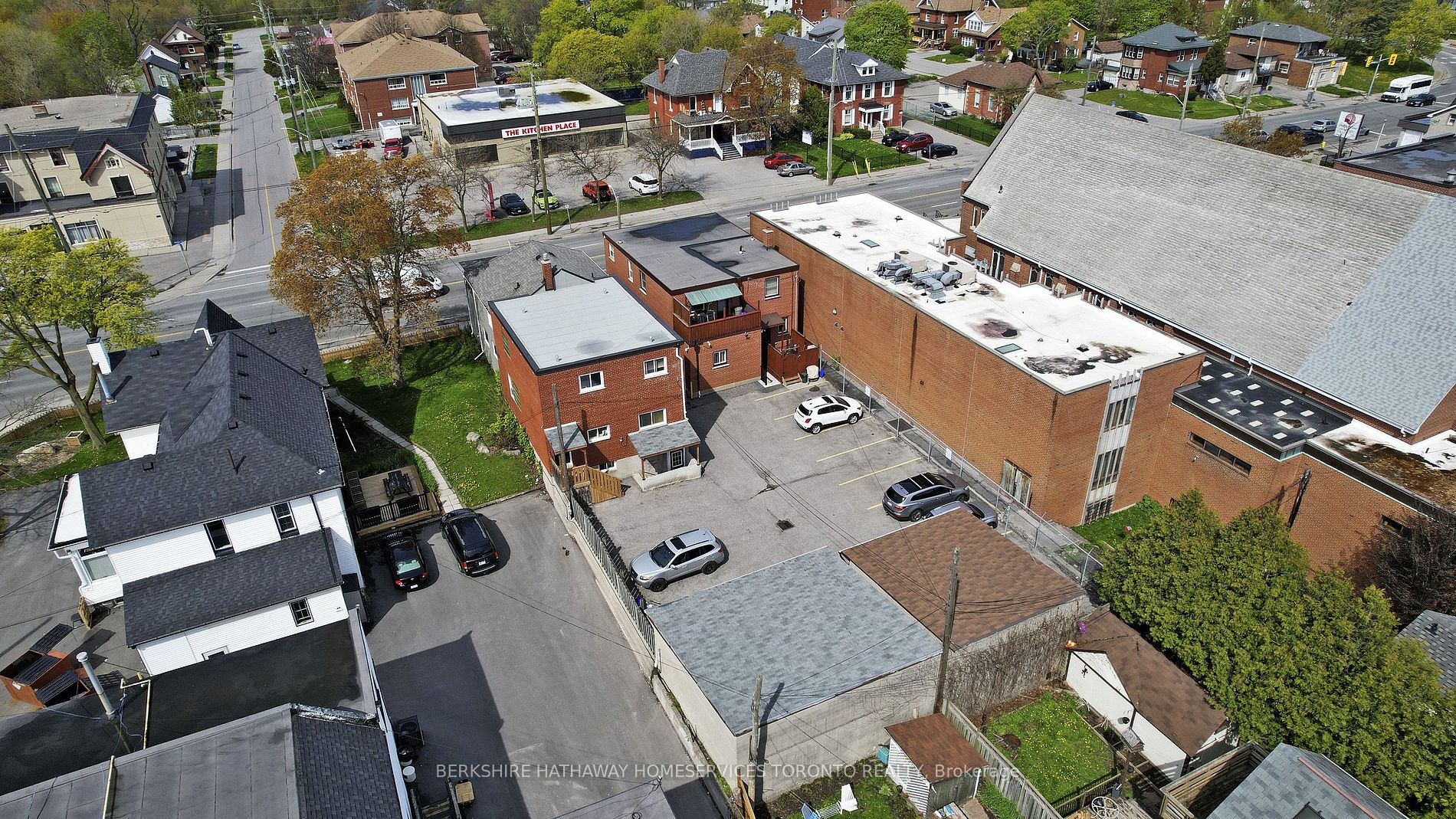 381 Simcoe St S