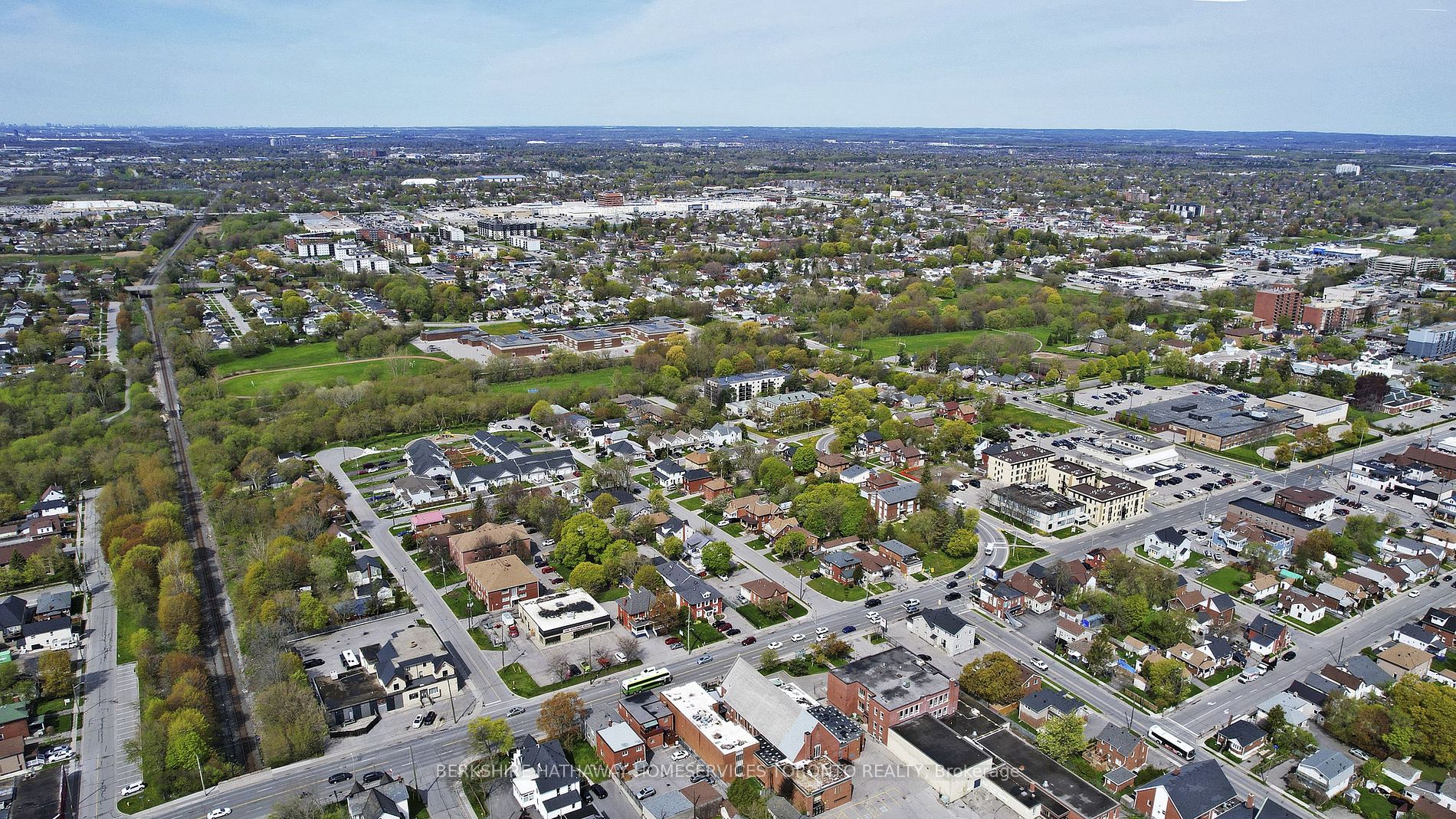381 Simcoe St S