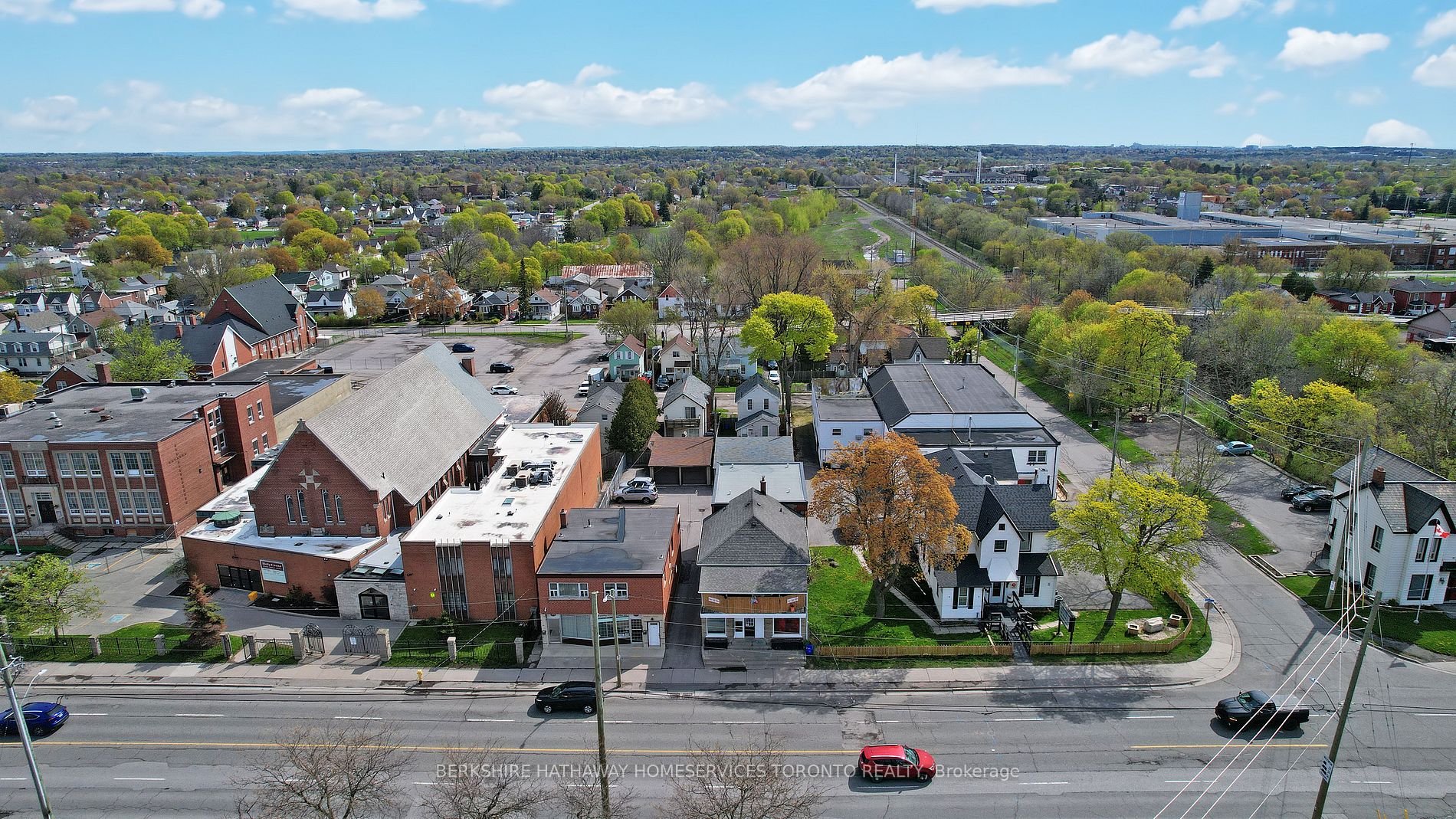 381 Simcoe St S