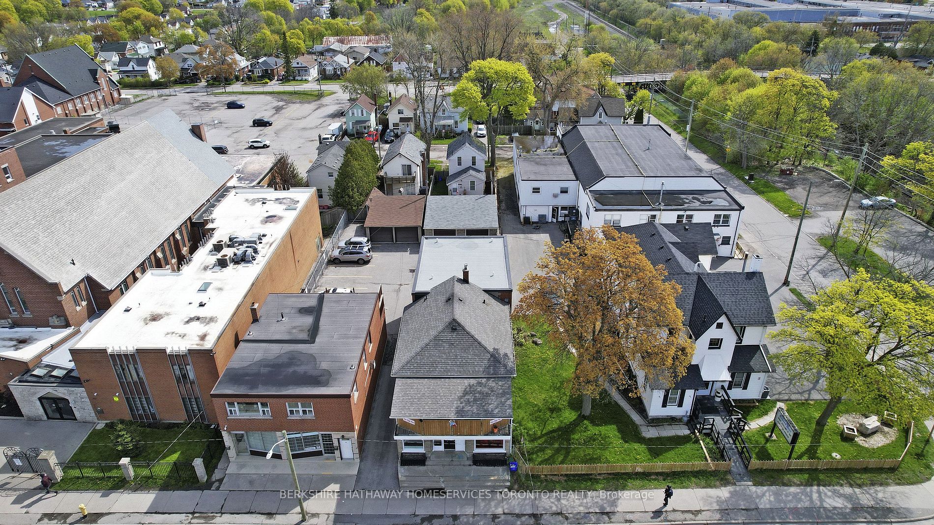 381 Simcoe St S