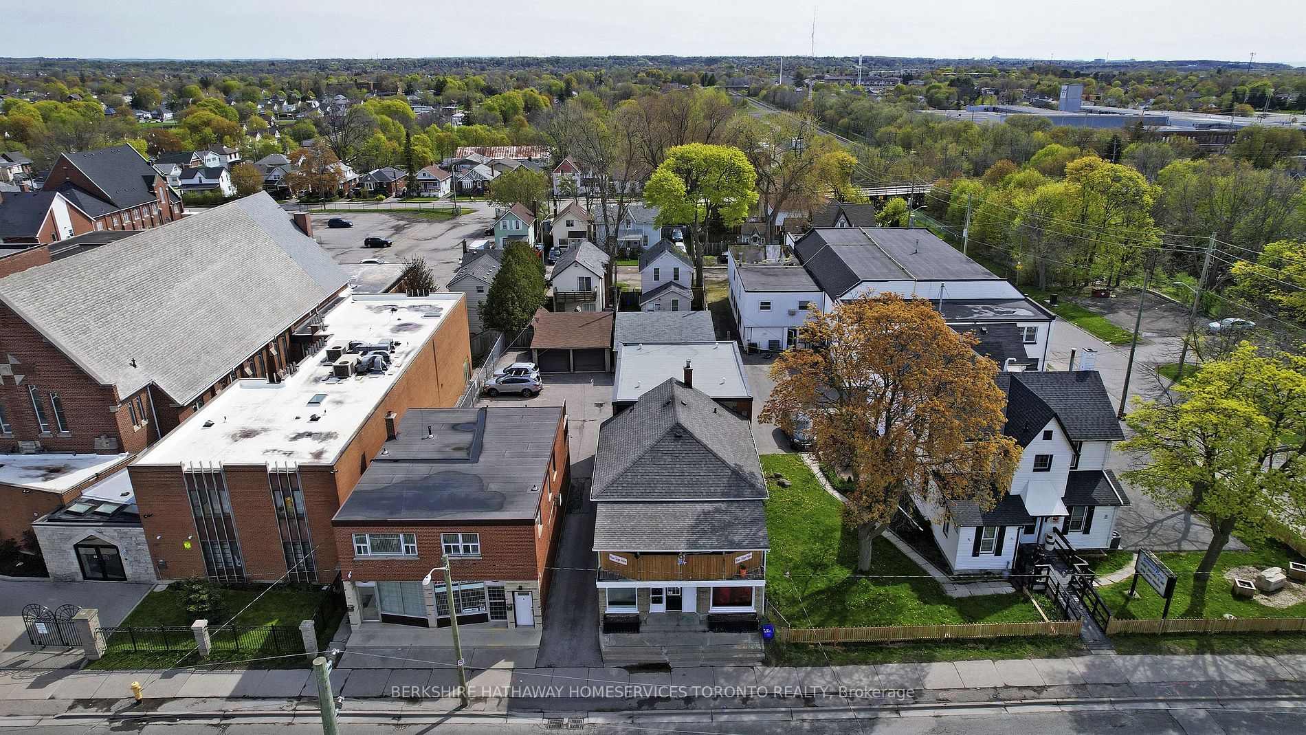 381 Simcoe St S