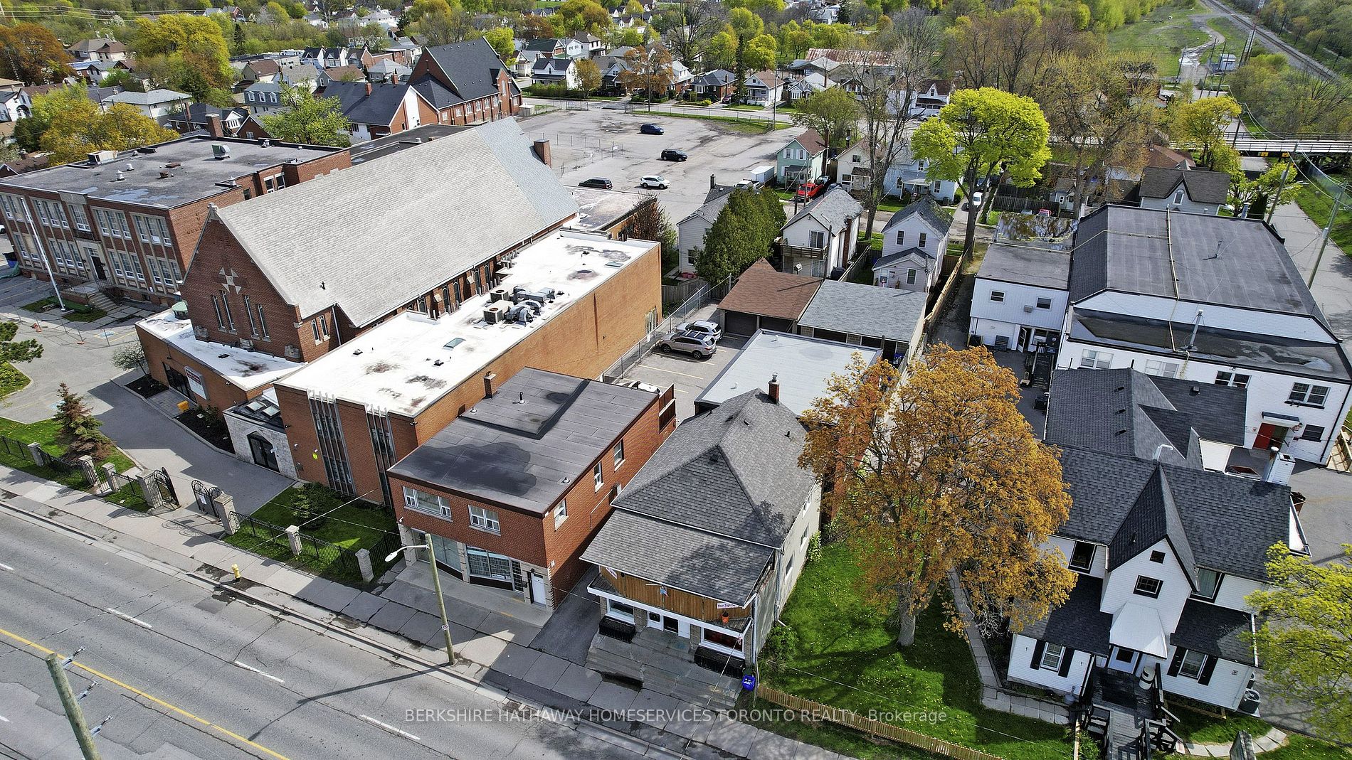 381 Simcoe St S