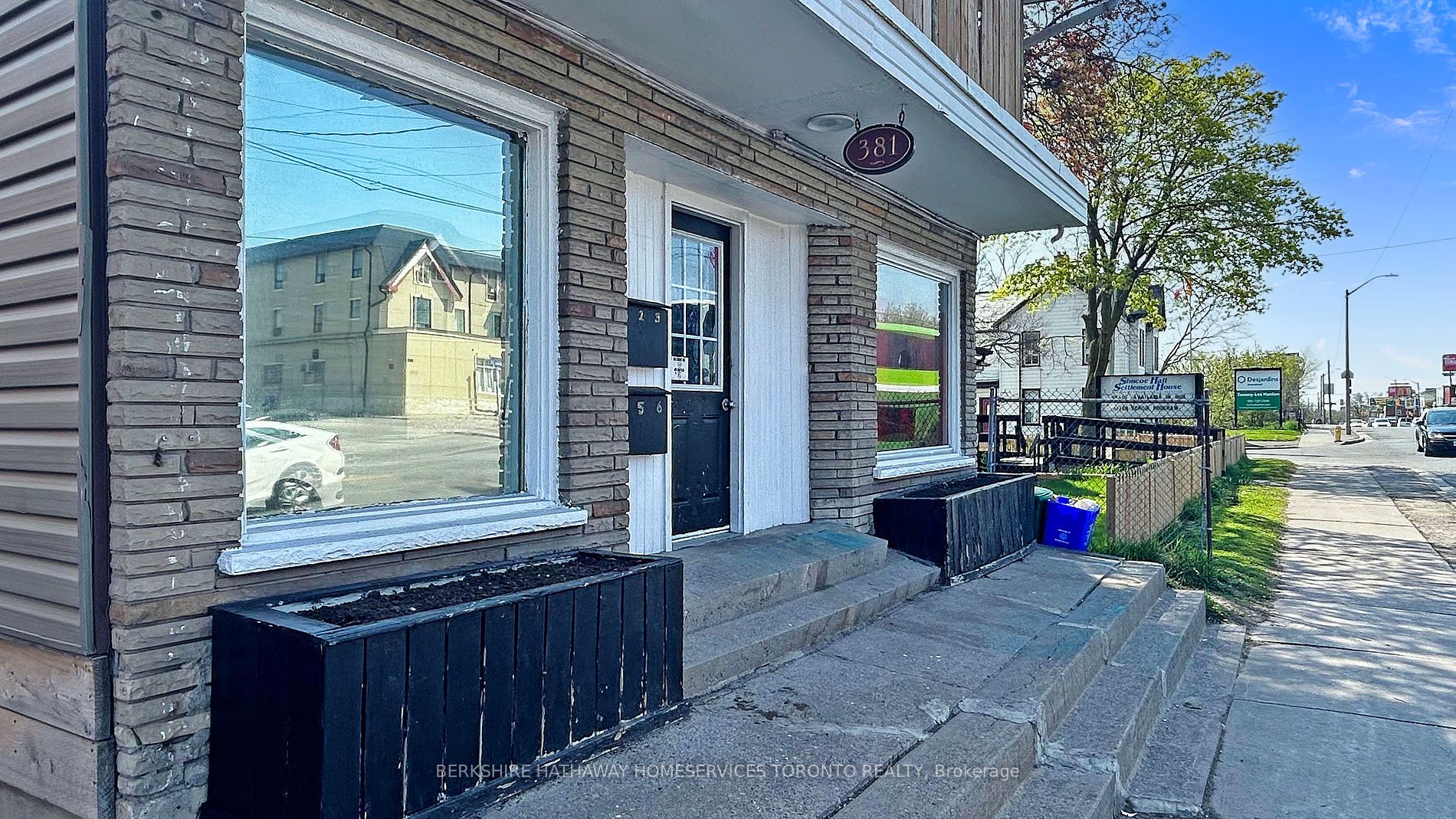 381 Simcoe St S