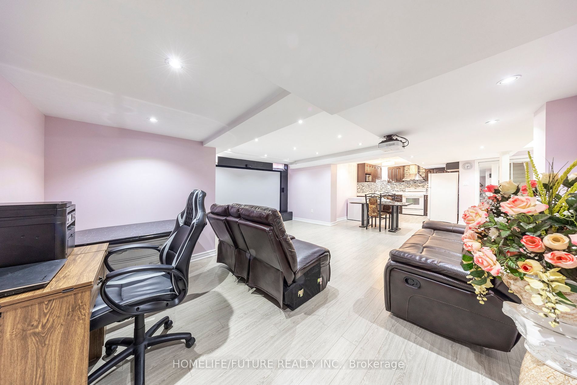 636 Staines Rd
