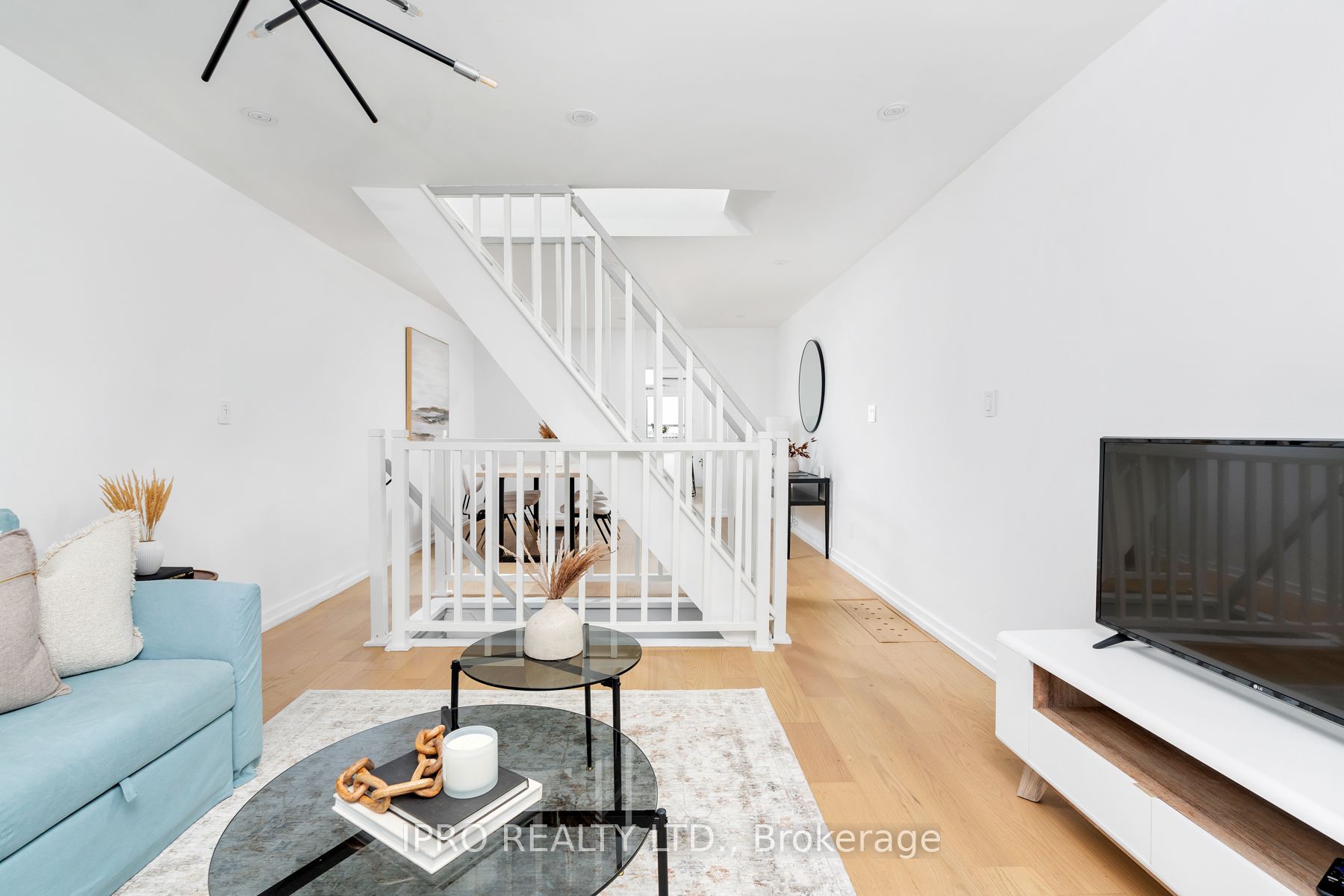 5 1/2 Luttrell Avenue