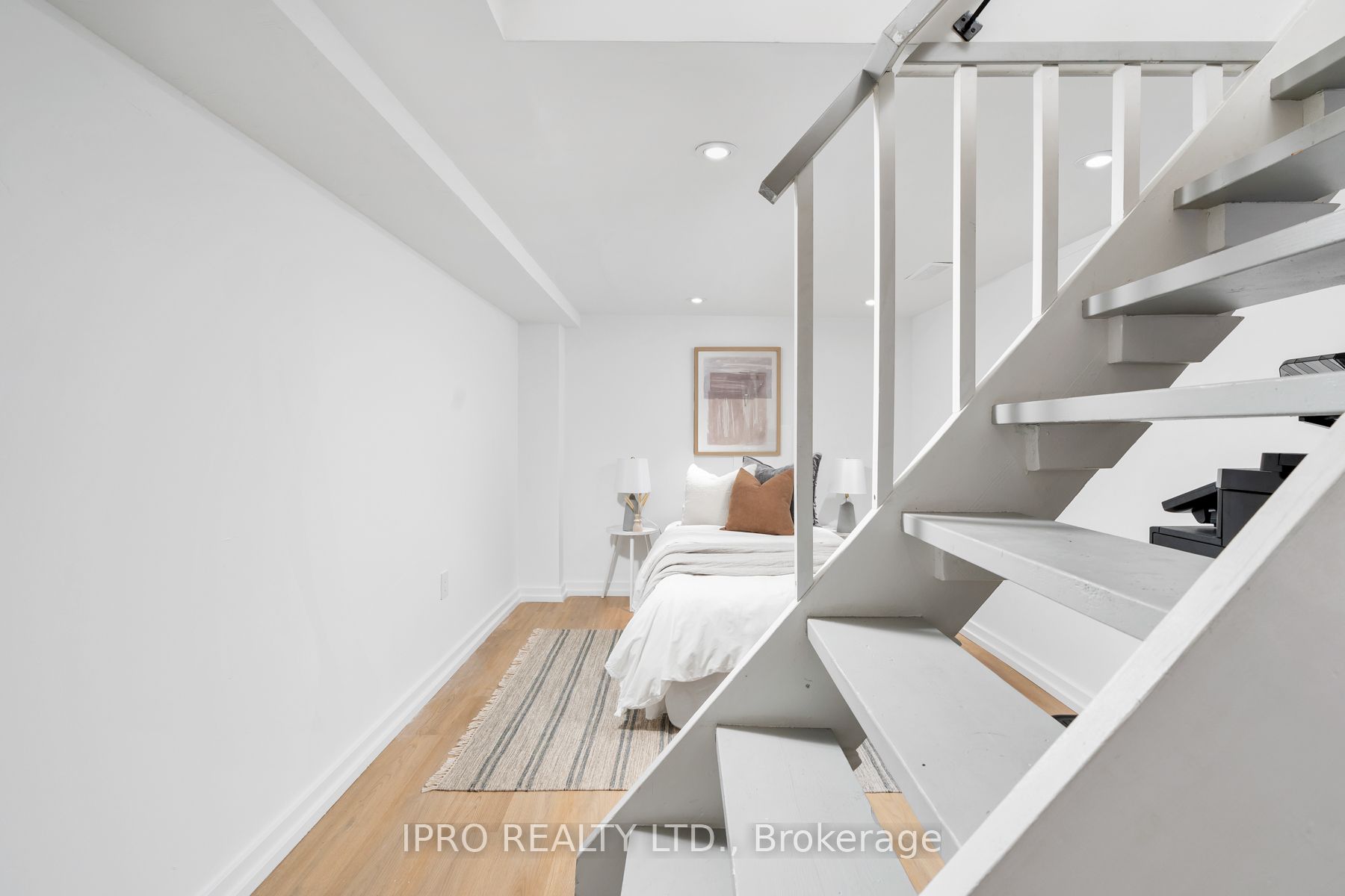 5 1/2 Luttrell Avenue