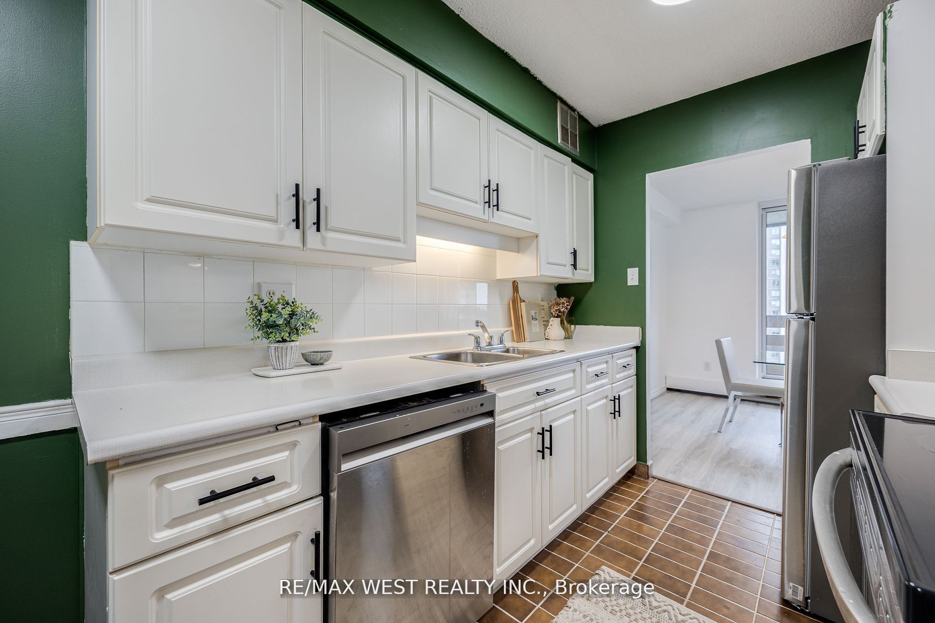 1210 Radom Street, #910