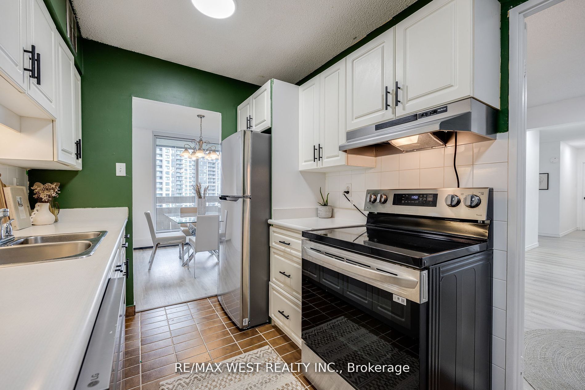 1210 Radom Street, #910