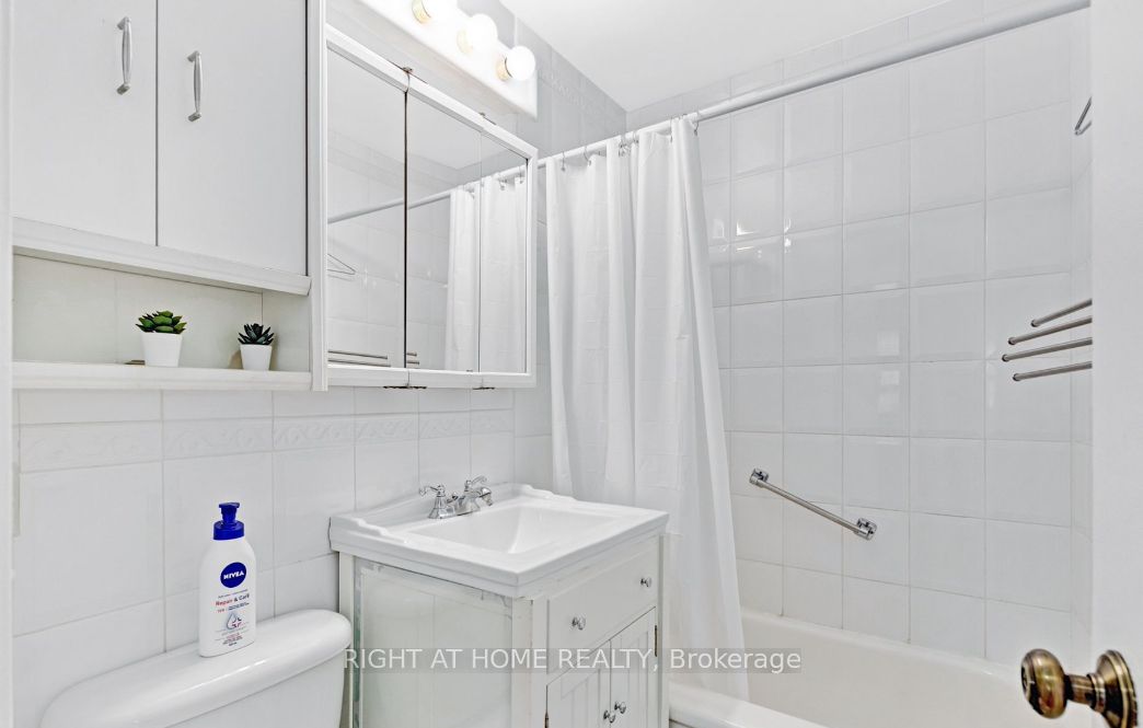 915 Midland Ave N, #403