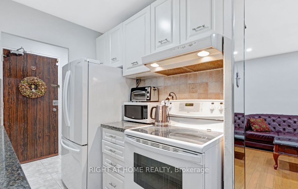 915 Midland Ave N, #403