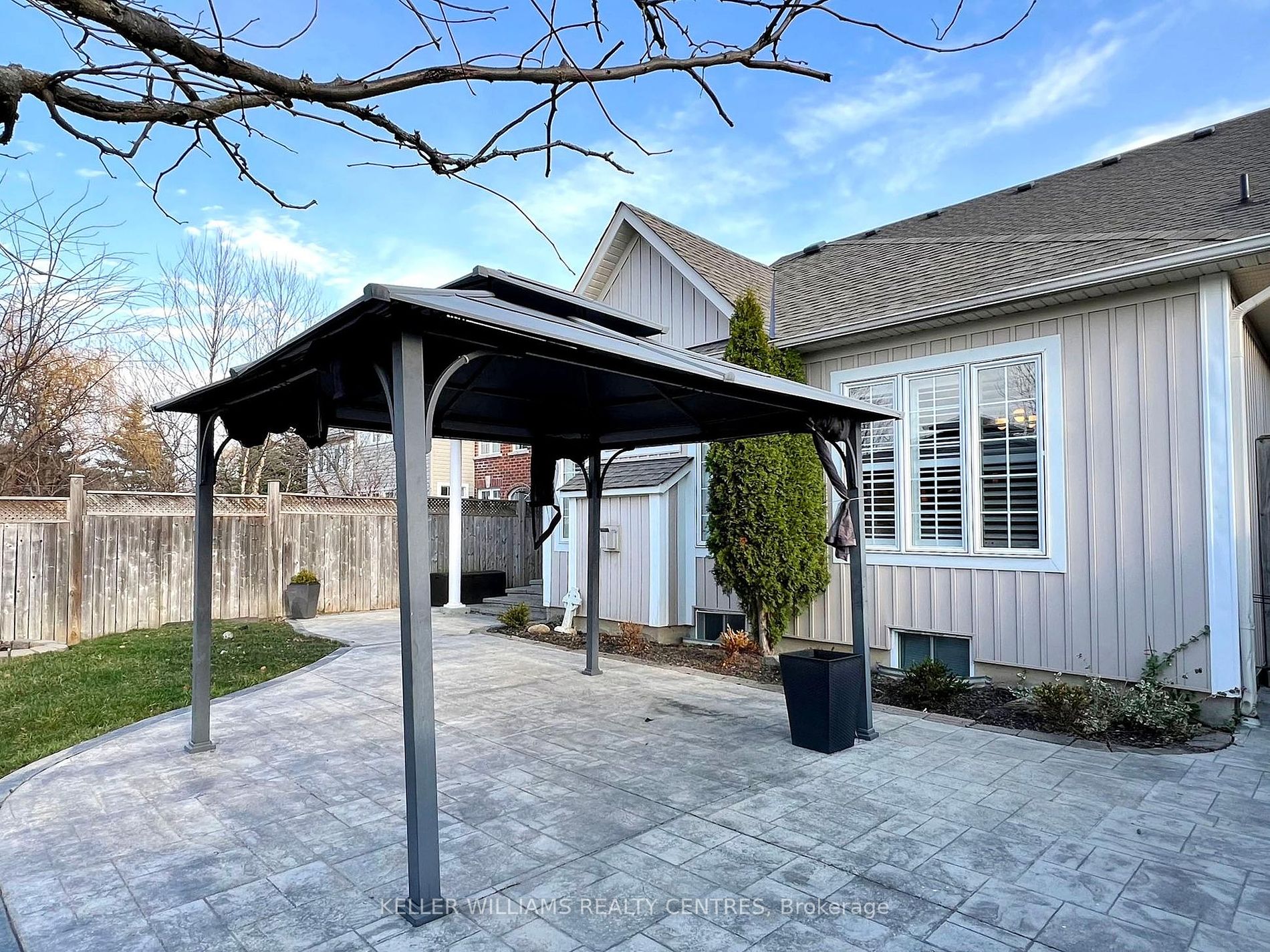 410 Carnwith Dr E