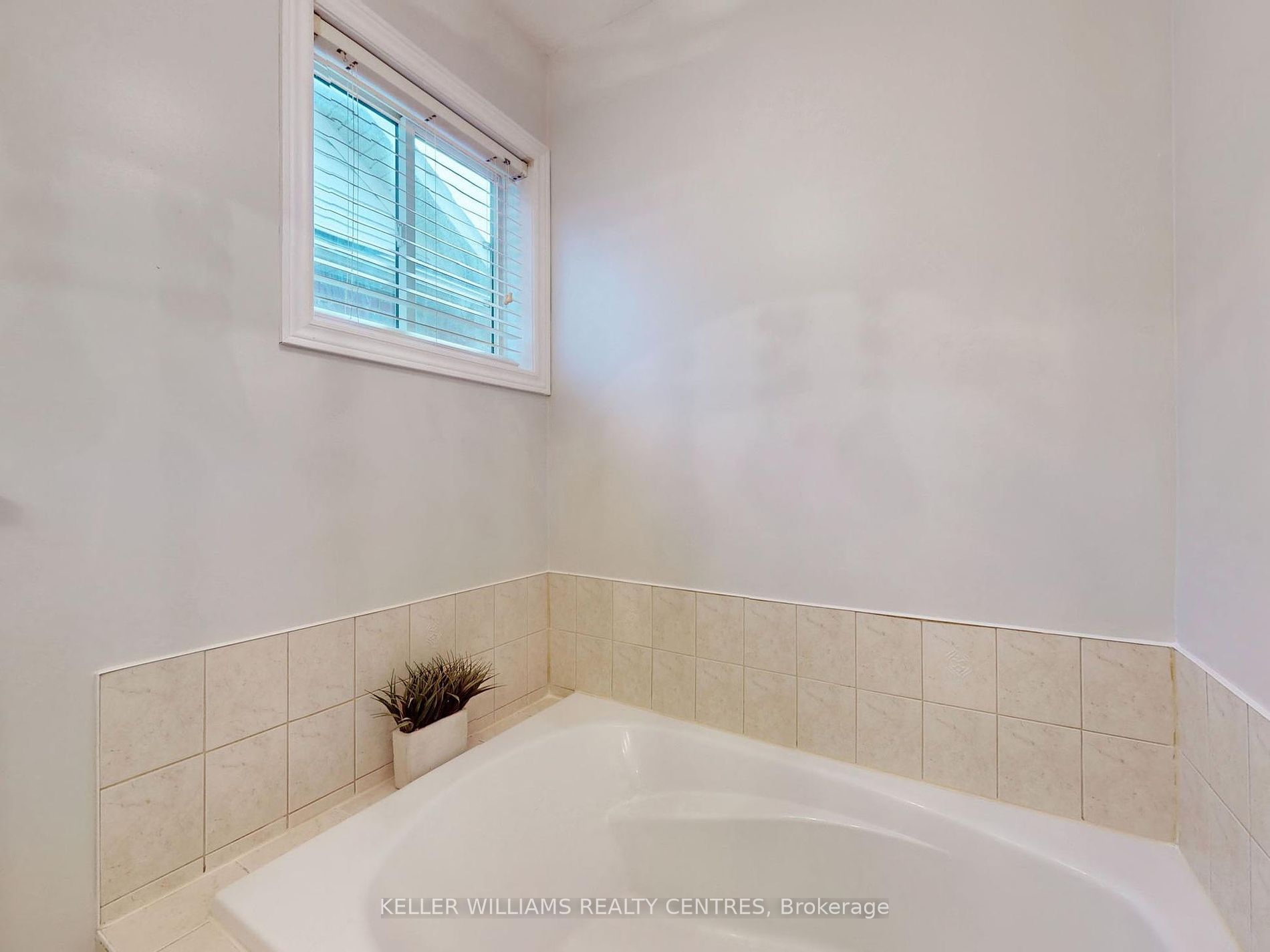 410 Carnwith Dr E