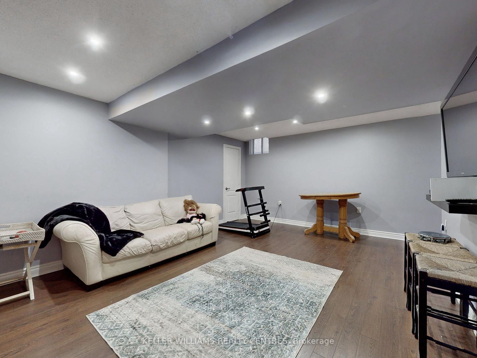 410 Carnwith Dr E