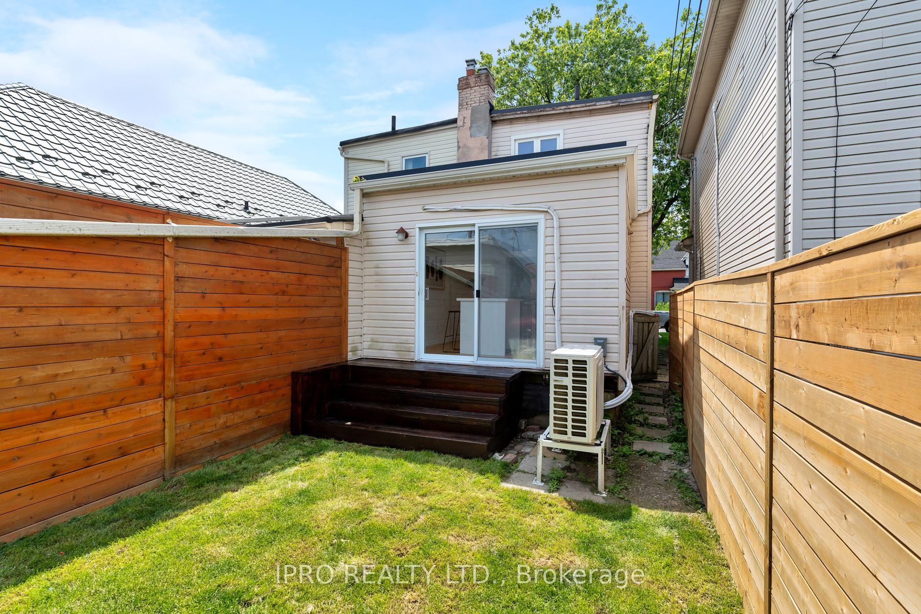 5 1/2 Luttrell Avenue