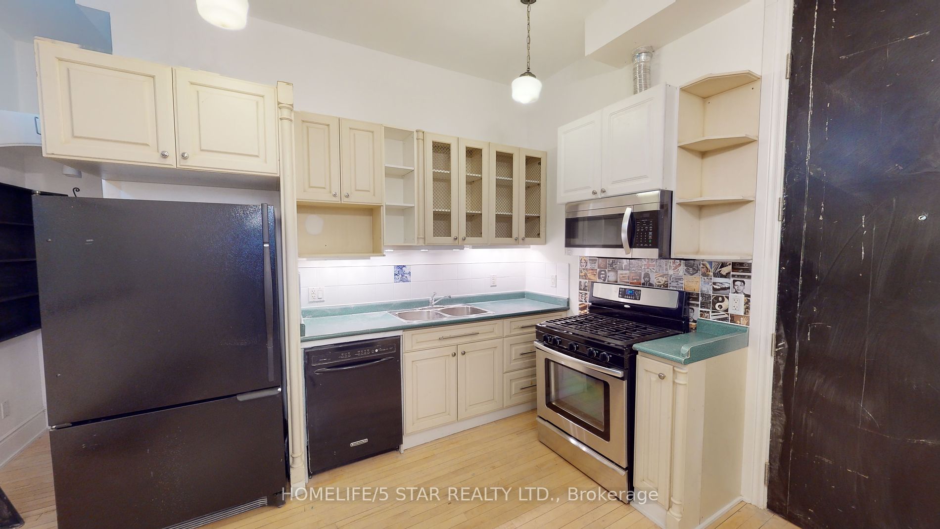 1152 Gerrard St E, #208