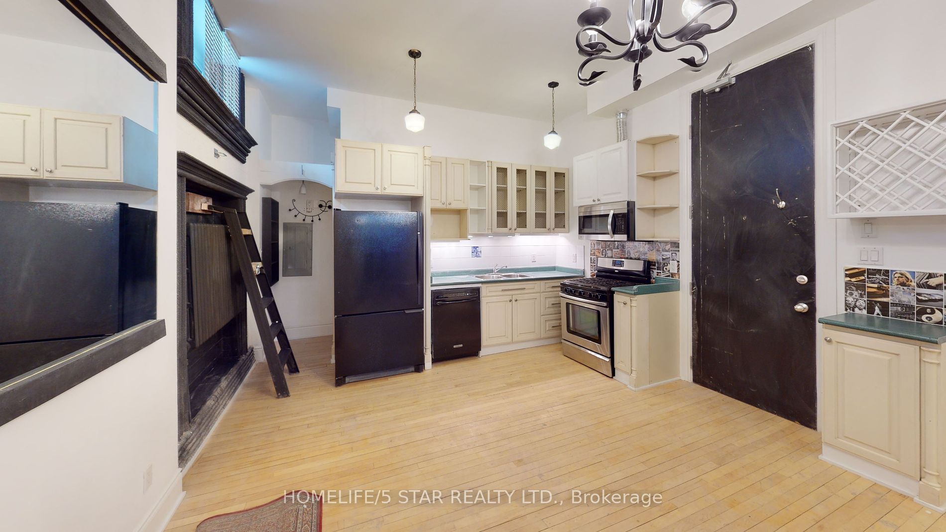 1152 Gerrard St E, #208