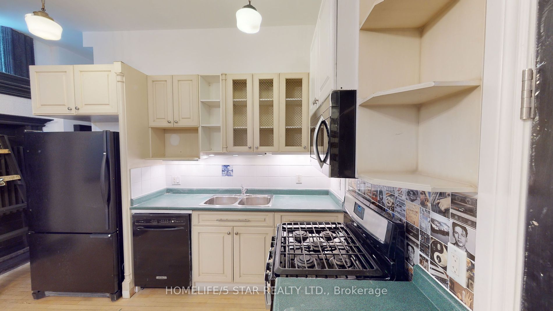 1152 Gerrard St E, #208