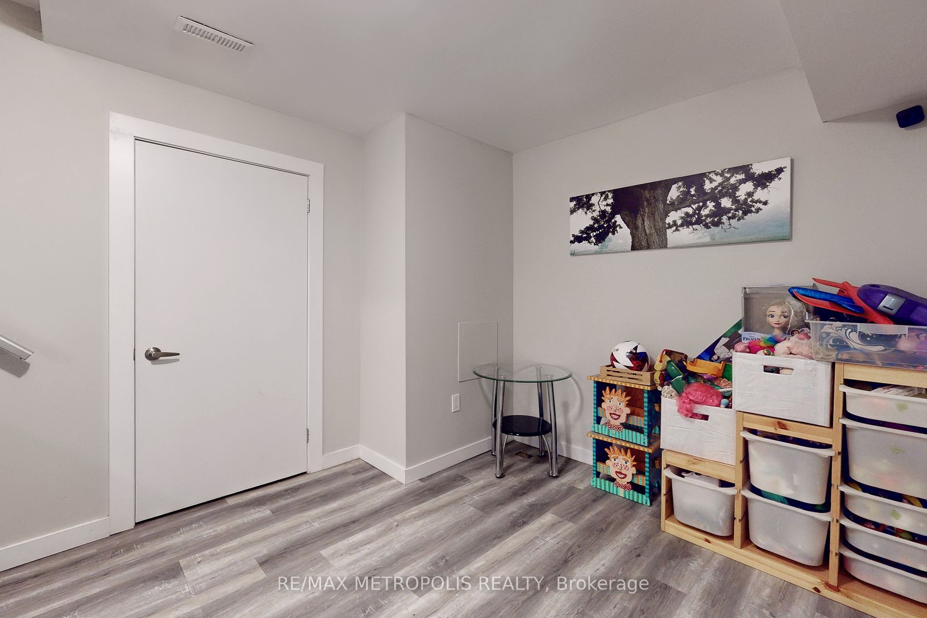 119 Deanscroft Sq