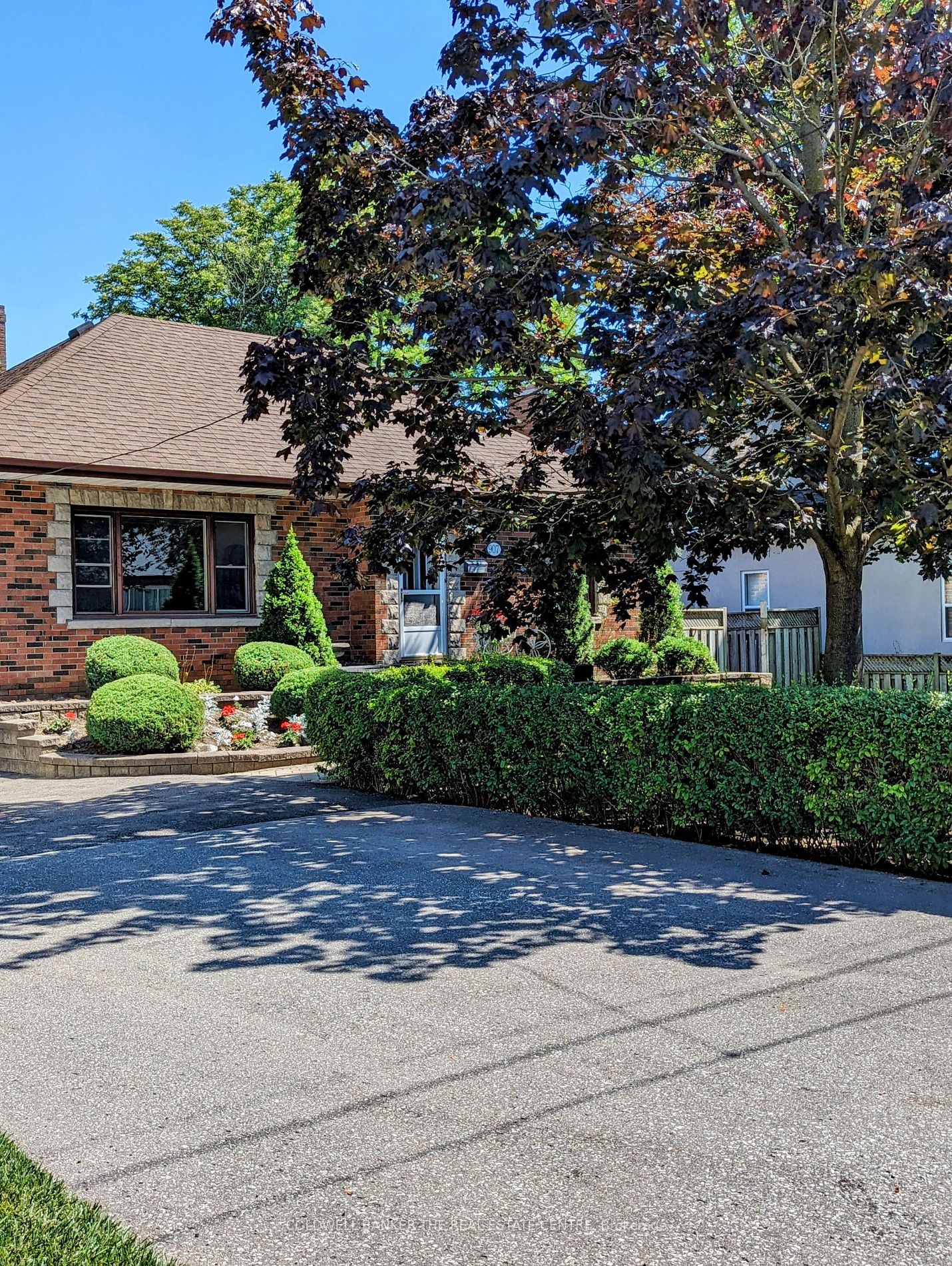 907 Centre St S