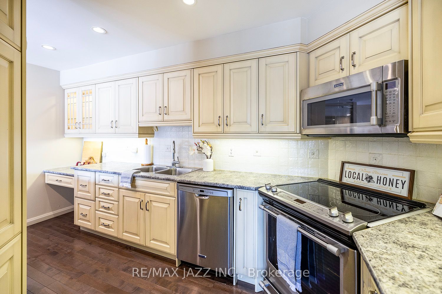 337 Simcoe St N, #201