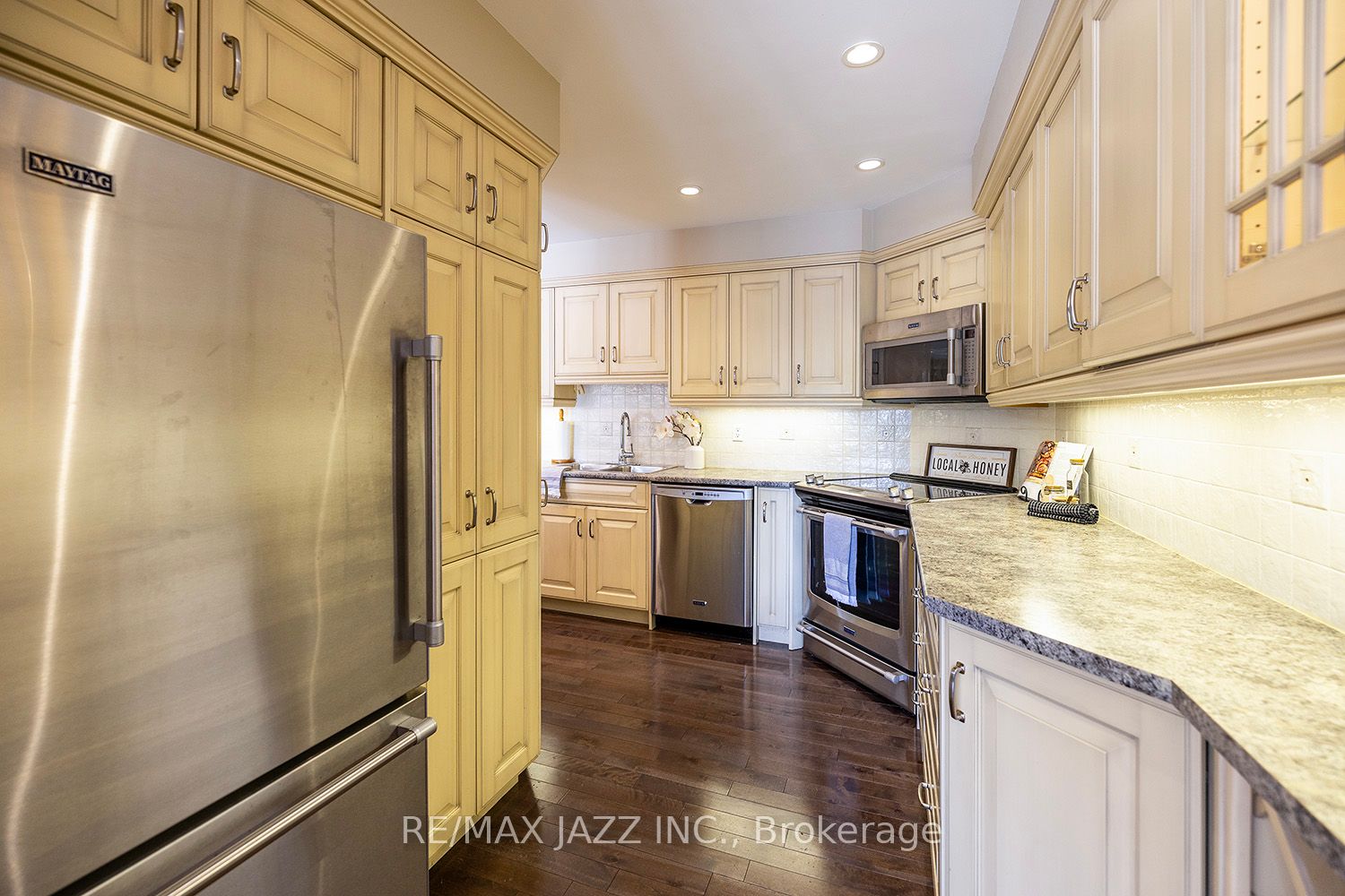 337 Simcoe St N, #201